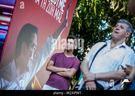 Athènes, Grèce. 7 juillet, 2019. Les partisans du parti SYRIZA sont accueillis à l'élection du parti après l'annonce de borne de sortie des urnes à Athènes, Grèce, le 7 juillet 2019. Le Premier ministre grec Alexis Tsipras a reconnu sa gauche radicale du parti SYRIZA pour vaincre les conservateurs dans les élections générales de dimanche, la première à être effectuée depuis la Grèce est sorti de l'été dernier, les programmes de renflouement. Credit : Panagiotis Moschandreou/Xinhua/Alamy Live News Banque D'Images