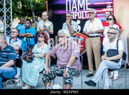 Athènes, Grèce. 7 juillet, 2019. Les partisans du parti SYRIZA sont accueillis à l'élection du parti après l'annonce de borne de sortie des urnes à Athènes, Grèce, le 7 juillet 2019. Le Premier ministre grec Alexis Tsipras a reconnu sa gauche radicale du parti SYRIZA pour vaincre les conservateurs dans les élections générales de dimanche, la première à être effectuée depuis la Grèce est sorti de l'été dernier, les programmes de renflouement. Credit : Panagiotis Moschandreou/Xinhua/Alamy Live News Banque D'Images