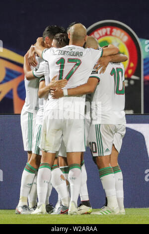 Le Caire, Égypte. 07Th Juillet, 2019. Les joueurs Algérie célébrer au cours de la notation de la coupe d'Afrique des Nations 2019 ronde de 16 match de football entre l'Algérie et la Guinée au stade du 30 juin. Credit : Gehad Hamdy/dpa/Alamy Live News Banque D'Images