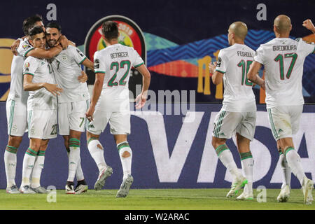 Le Caire, Égypte. 07Th Juillet, 2019. Les joueurs Algérie célébrer au cours de la notation de la coupe d'Afrique des Nations 2019 ronde de 16 match de football entre l'Algérie et la Guinée au stade du 30 juin. Credit : Gehad Hamdy/dpa/Alamy Live News Banque D'Images