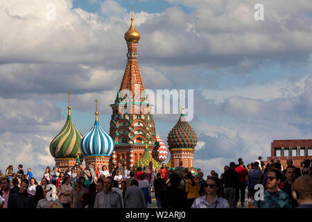 Une foule de personnes marchant sur la Red Ssquare sur l'arrière-plan de la cathédrale Saint-Basile dans le centre de Moscou sur une journée ensoleillée, la Russie Banque D'Images