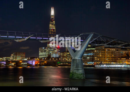 Le Millennium Bridge et le Fragment de nuit, avec la lumière de la peinture pour éclairer le pont. London UK Banque D'Images