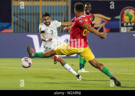 Le Caire, Égypte. 07Th Juillet, 2019. L'Algérie Riyad Mahrez partitions pendant la coupe d'Afrique des Nations 2019 ronde de 16 match de football entre l'Algérie et la Guinée au stade du 30 juin. Credit : Gehad Hamdy/dpa/Alamy Live News Banque D'Images