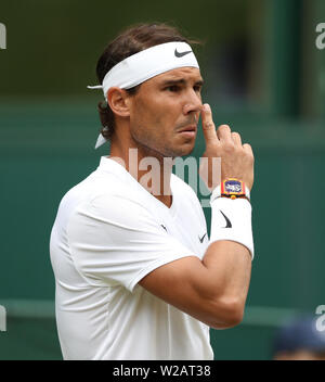 Londres, Royaume-Uni. Le 06 juillet, 2019. Rafael Nadal (ESP) avec sa montre sur six jours au Wimbledon tennis, Wimbledon, Londres le 6 juillet 2019 Crédit : Paul Marriott/Alamy Live News Banque D'Images