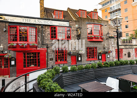 Londres, Angleterre - le 16 juillet 2013 ; rouge historique et l'architecture de windows en brique pub historique l'ancre sur London's Southwalk Banque D'Images