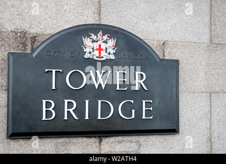 Londres, ANGLETERRE - 16 juillet 2013 ; Ville de London Tower Bridge signe avec ville crest monté sur tour du pont de pierre des lettres blanches sur fond noir. Banque D'Images