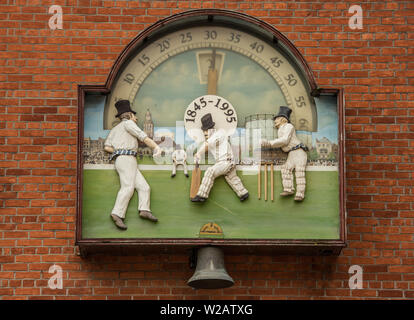 Londres, Royaume-Uni. 7 juillet, 2019. La vieille horloge à l'entrée des membres avant le premier jour du Championnat du comté de Specsavers entre Surrey et Kent à la Kia Oval. David Rowe/Alamy Live News Banque D'Images