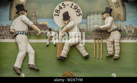 Londres, Royaume-Uni. 7 juillet, 2019. La figure de cricket de détails sur la vieille horloge à l'entrée des membres avant le premier jour du Championnat du comté de Specsavers entre Surrey et Kent à la Kia Oval. David Rowe/Alamy Live News Banque D'Images