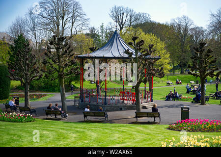 Les personnes bénéficiant d'un printemps chaud jour du quartier Jardins, Dorchester, Dorset, UK Banque D'Images