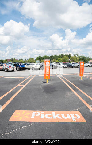 Vidalia, Géorgie / USA - Mai 28, 2019 : Les places réservées pour le nouveau service de ramassage Walmart sont marqués avec des panneaux orange. Banque D'Images
