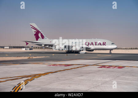 Un Qatar Airways Airbus A380-800 jet superjumbo accélère pour le décollage à l'Aéroport International Hamad, Doha, Qatar Banque D'Images