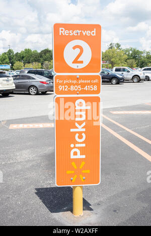 Vidalia, Géorgie / USA - Mai 28, 2019 : Les places réservées pour le nouveau service de ramassage Walmart sont marqués avec des panneaux orange. Banque D'Images
