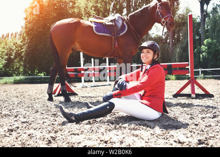 entraîneur de chevaux de sport équestre avec entraînement, leçons  d'équitation et chevaux de course en illustration de modèle dessiné à la  main de dessin animé plat 19464638 Art vectoriel chez Vecteezy