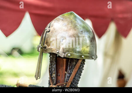 Médiéval de chevalerie casque de métal sur le stand. Vieux âges sombres armures et équipements pour la protection de la tête des chevaliers dans la bataille. Concept médiéval et historique Banque D'Images