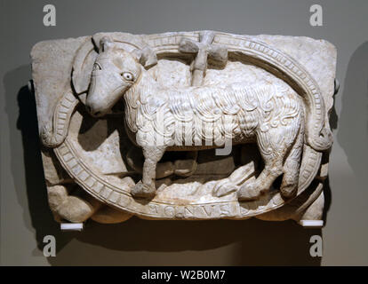 L'Agnus Dei. La sculpture romane, 12e siècle. D'archivolte Monestry de Sant Pere de Rodes, Gérone, Espagne. Chef-d'œuvre en marbre. Banque D'Images