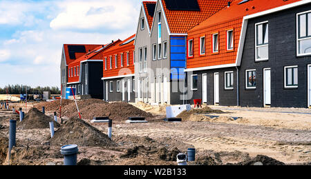 Vue sur site de construction. Constructions routières et de nouveaux bâtiments avec des panneaux solaires de toit Banque D'Images