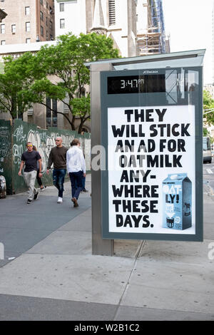 Un drôle de publicité astucieuse pour le lait d'avoine Oatly affiché sur le côté d'une station d'attente bus à Midtown Manhattan, New York. Banque D'Images