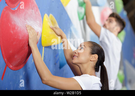 Belle homme et femme sur mur d'escalade Banque D'Images