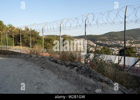 Samos, Samos, Grèce. 29 Juin, 2019. Le haut grillage du camp de Samos.L'île de Samos est l'un des points chauds de migrants agissant en tant qu'une réception et centre d'identification (RIC). Il a été établi comme un site d'hébergement temporaire où les migrants pourraient être traitées avant de passer à un camp de réfugiés sur le continent. Cependant, en raison de la poursuite de l'nombre d'arrivées, les camps sont pleins et continentale pour les migrants sont laissés à l'îles. Les conditions sont inhumaines que le gouvernement central a depuis plusieurs années ignoré les demandes de la municipalité pour l'aide à l'île. (Cre Banque D'Images