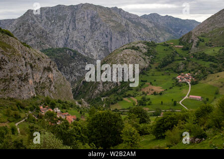 Village alpin rustique de Bejes niché dans les montagnes du parc national de Picos de Europa dans le nord de l'Espagne Banque D'Images