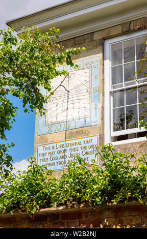 Vintage traditionnel vieux cadran solaire murale peinte sur un bâtiment dans Cathedrtal, près de la cathédrale de Salisbury, une ville dans le Wiltshire, UK Banque D'Images