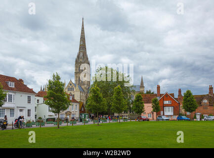 Vue de près de la cathédrale La cathédrale de Salisbury, un chef-d'œuvre gothique emblématique avec le plus haut clocher, Salisbury, Wiltshire, au sud-ouest de l'Angleterre, Royaume-Uni Banque D'Images