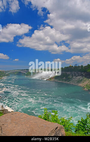 Les chutes américaines comme vu à partir de Niagara Falls, Ontario, Canada Banque D'Images