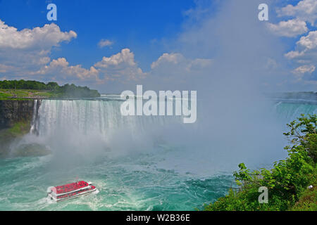 Les spectaculaires chutes Niagara avec bateau de tourisme près de Banque D'Images
