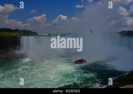Les spectaculaires chutes Niagara avec bateau de tourisme près de Banque D'Images