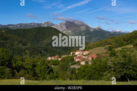 Village alpin rustique de Bejes niché dans les montagnes du parc national de Picos de Europa dans le nord de l'Espagne Banque D'Images