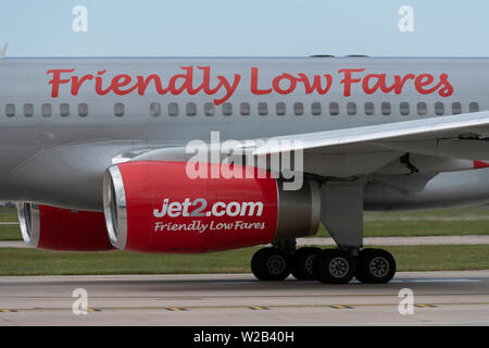 Le logo de l'avion de Jet2.com est clairement visible sur le côté d'une entrée d'air à l'aéroport de Manchester, Royaume-Uni. Banque D'Images