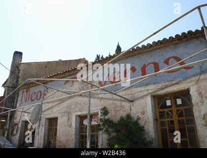 S'est évanoui peintes sur taverne fermé dans Troumpeta, Corfou, Grèce Banque D'Images