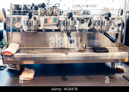 Machine à café professionnelle. Intérieur du magasin d'alimentation restaurant. Distributeur automatique de boissons chaudes dans le café. Verser de l'eau fonctionnant à cuvette métallique jar. Flanelle propre cotto Banque D'Images