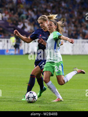 Kiev, UKRAINE - le 24 mai 2018 : Ada Hegerberg de l'Olympique Lyonnais (L) lutte pour une balle avec Joelle Haroun Tazieff de VFL Wolfsburg pendant leurs femmes de l'UEFA Banque D'Images