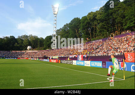 Kiev, UKRAINE - le 24 mai 2018 : Lara Dickenmann de VFL Wolfsburg fait un coup de pied de coin au cours de l'UEFA Women's Champions League 2018 match contre Ol Banque D'Images