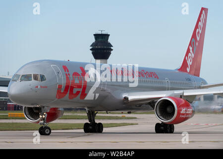 Un Boeing 757-236 Jet2 Les taxis sur la piste à l'aéroport de Manchester, Royaume-Uni. Banque D'Images