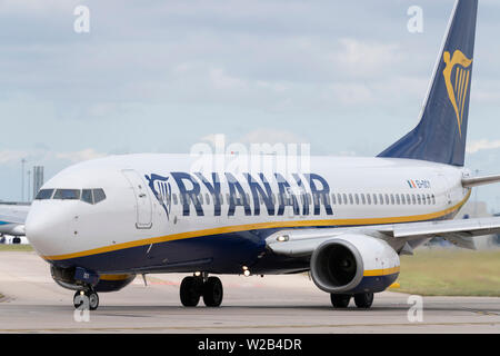 Un Boeing 737-800 de Ryanair Les taxis sur la piste à l'aéroport de Manchester, Royaume-Uni. Banque D'Images