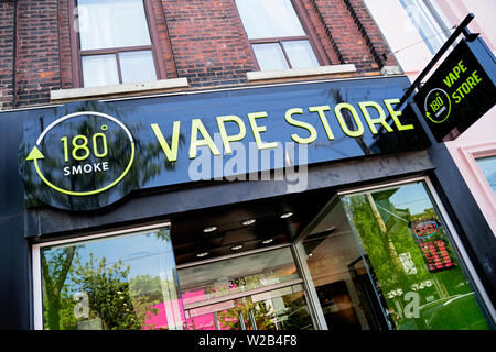 Fumée 180 Vape Store, sur la rue Queen Ouest à Toronto, Canada. Vend des e-cigarettes, les vaporisateurs, les kits vape, e-juice Banque D'Images