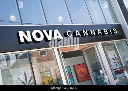 Cannabis Marijuana juridique de la CDB, un dispensaire à Toronto, Canada, magasin de détail, un magasin d'une licence pour vendre des produits et des mauvaises herbes Banque D'Images