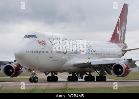 Un Boeing 747-400 de Virgin Atlantic Les taxis sur la piste à l'aéroport de Manchester, Royaume-Uni. Banque D'Images