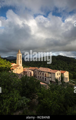 Vue d'un village de montagne en Corse. (Village d'Evisa) Banque D'Images