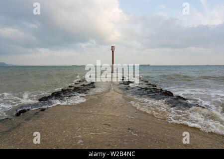 Phare en mer près de la baie de Weymouth, Dorest, UK Banque D'Images