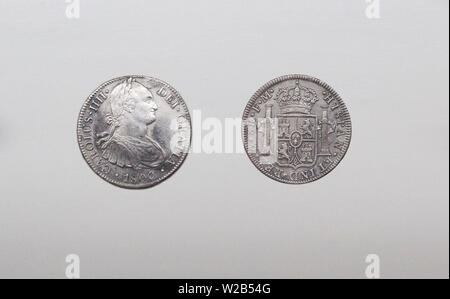 Cartagena, Espagne - Septembre 14th, 2018 : argent espagnol pièces de huit ou de Charles III, frappées au Mexique, 1796. Musée ARQUÀ, Espagne Banque D'Images
