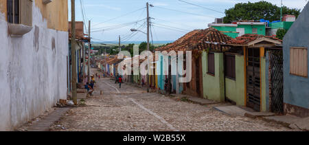 Trinidad, Cuba - 11 juin 2019 : vue panoramique vue sur la rue d'une petite ville cubaine pendant une journée ensoleillée. Banque D'Images