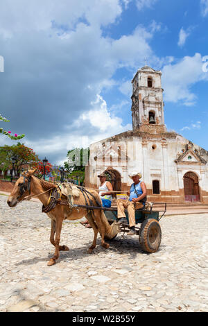 Trinidad, Cuba - 11 juin 2019 : transport de chevaux équitation à proximité de l'Église dans une petite ville touristique animée de Cuba au cours d'une journée ensoleillée. Banque D'Images