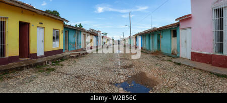 Trinidad, Cuba - 11 juin 2019 : vue panoramique vue sur la rue d'une petite ville cubaine pendant une journée ensoleillée. Banque D'Images