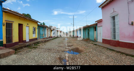 Trinidad, Cuba - 11 juin 2019 : vue panoramique vue sur la rue d'une petite ville cubaine pendant une journée ensoleillée. Banque D'Images