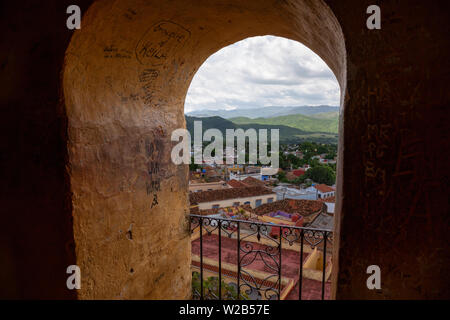 Trinidad, Cuba - 11 juin 2019 : Vue de la fenêtre d'une église dans une petite ville de Cuba pendant une journée ensoleillée. Banque D'Images