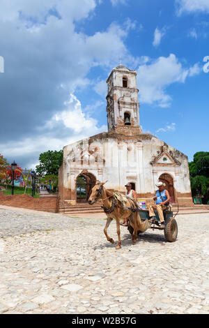 Trinidad, Cuba - 11 juin 2019 : transport de chevaux équitation à proximité de l'Église dans une petite ville touristique animée de Cuba au cours d'une journée ensoleillée. Banque D'Images