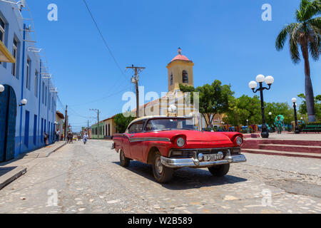 Trinidad, Cuba - 6 juin 2019 : voir d'une vieille voiture américaine classique dans les rues d'une petite ville cubaine pendant une journée ensoleillée. Banque D'Images